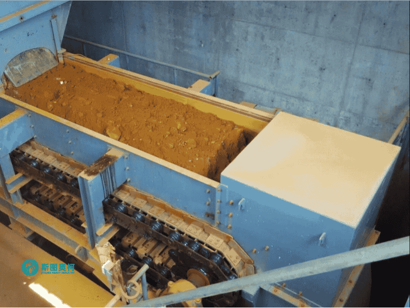 Apron feeder for quarry material feeding