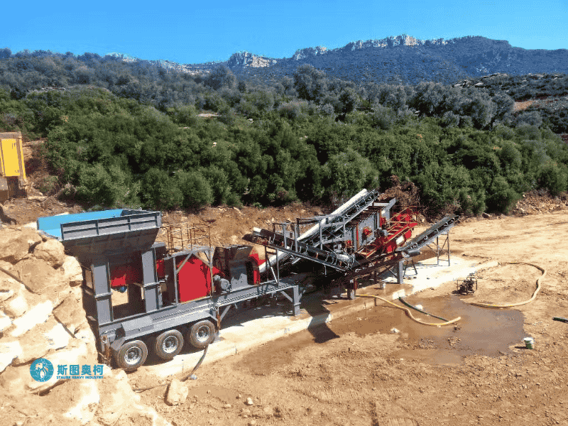 Mobile crushing station for construction waste recycling