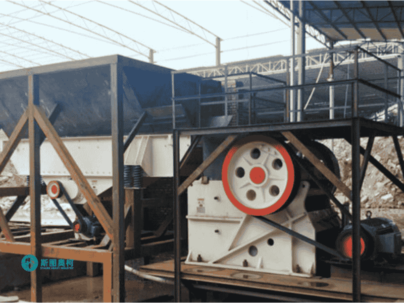 Jaw crusher for construction material crushing