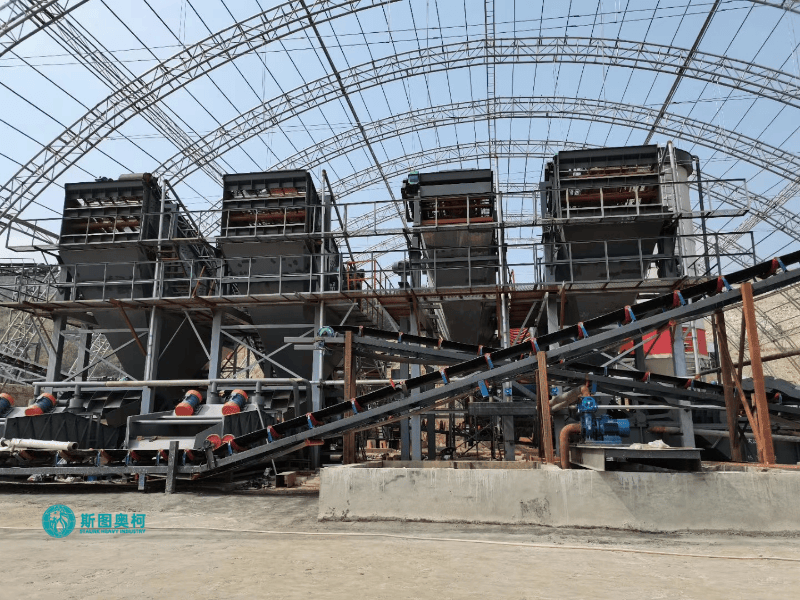 Vibrating screen for mining ore screening