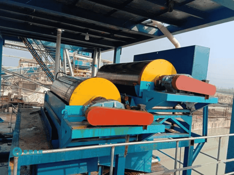 Magnetic separator for removing magnetic impurities