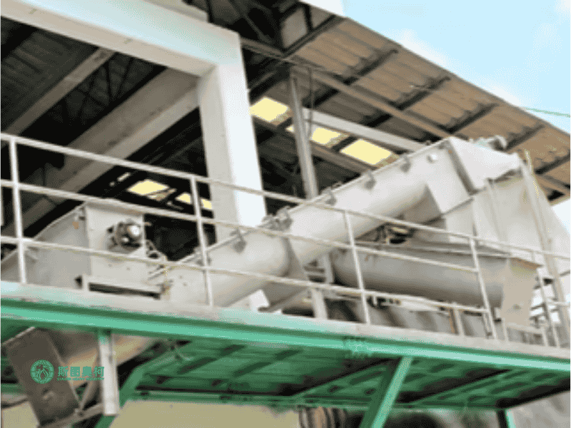 Screw conveyor for powder and granular material conveying