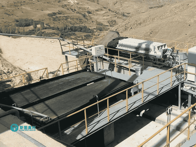 Shaking table for tungsten ore processing