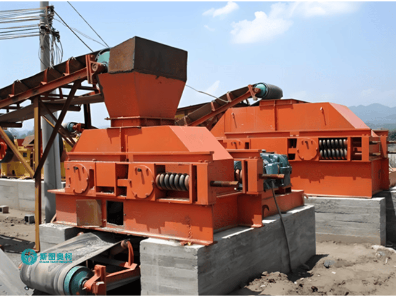 Roller crusher for mineral ore crushing