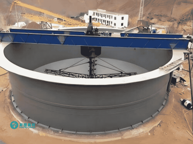 High efficiency thickener for mineral slurry clarification