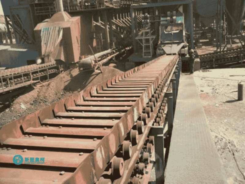 Apron feeder for crusher feeding system