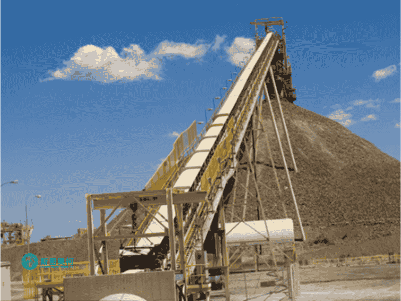Heap stacking equipment with low-maintenance design