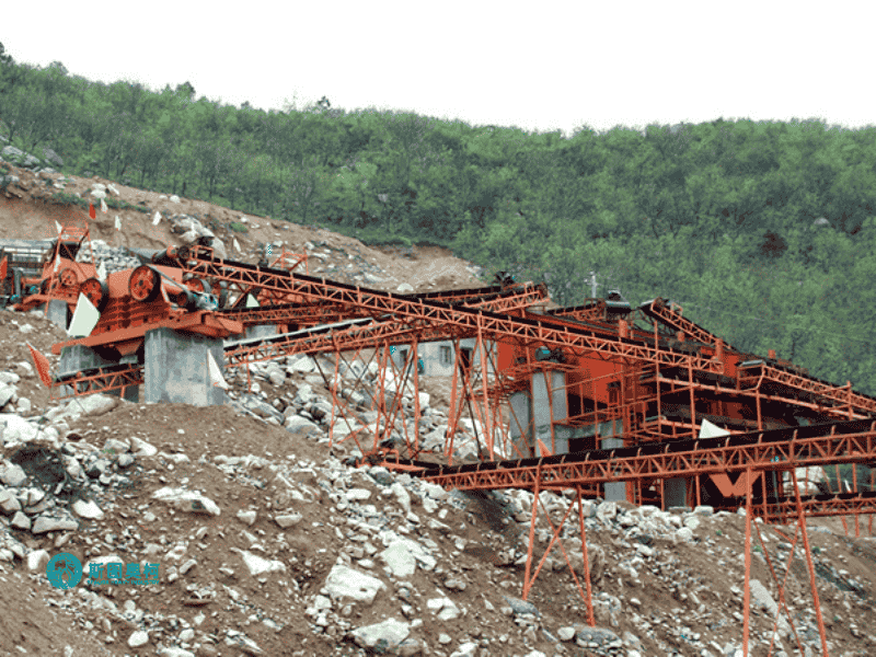 Vibrating feeder for stone crushing equipment