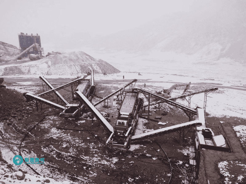 Mobile crushing station for mining rock crushing