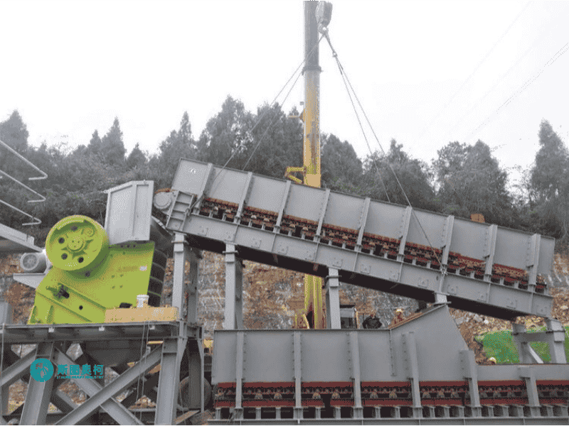 Apron feeder for ore processing plant