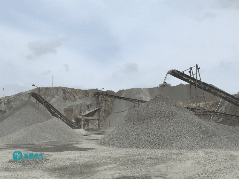 Vibrating screen for aggregate classification