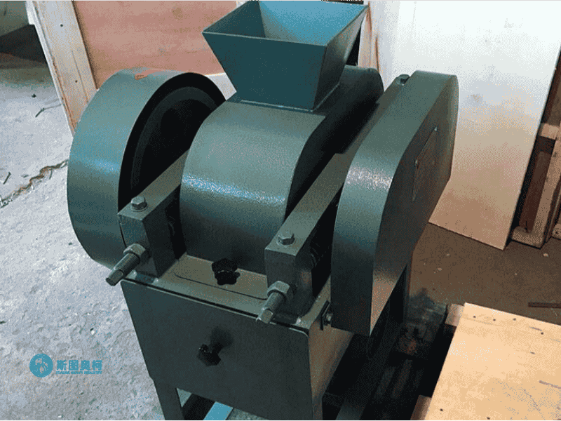 Laboratory roller crusher for ceramic material crushing