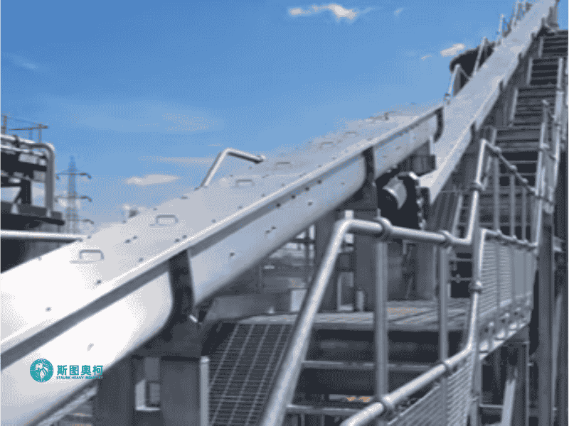 Screw conveyor for sludge and wet clay handling