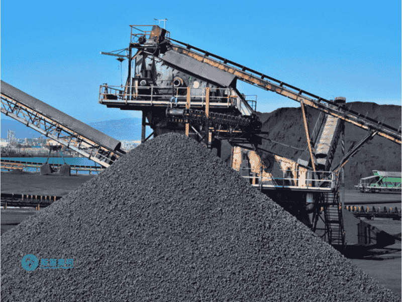 Heap stacking equipment with space-saving stockpile design