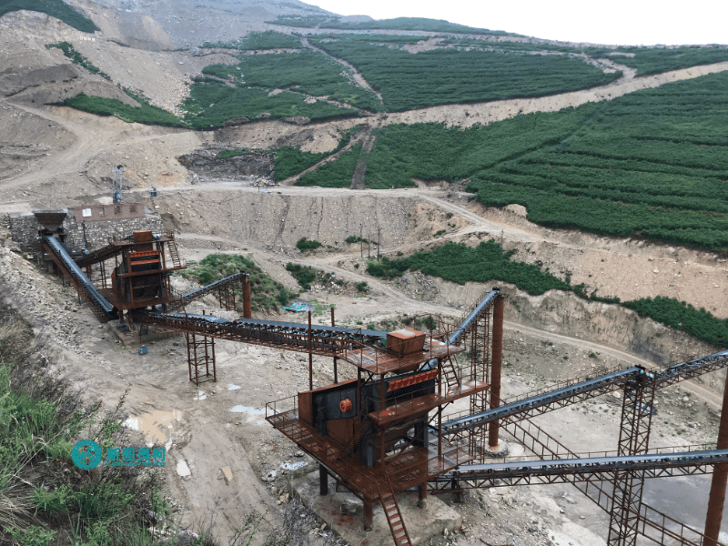 Vibrating screen for sand and gravel screening