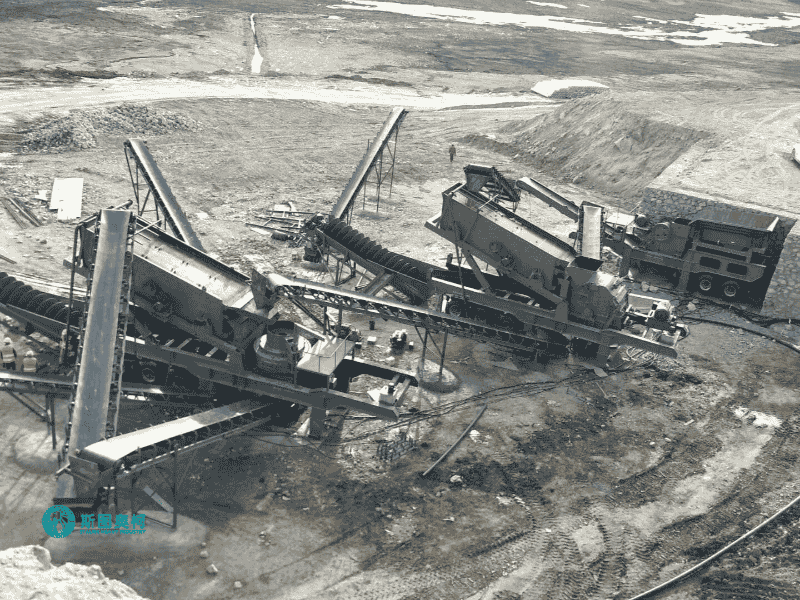 Mobile crushing station for quarry aggregate production