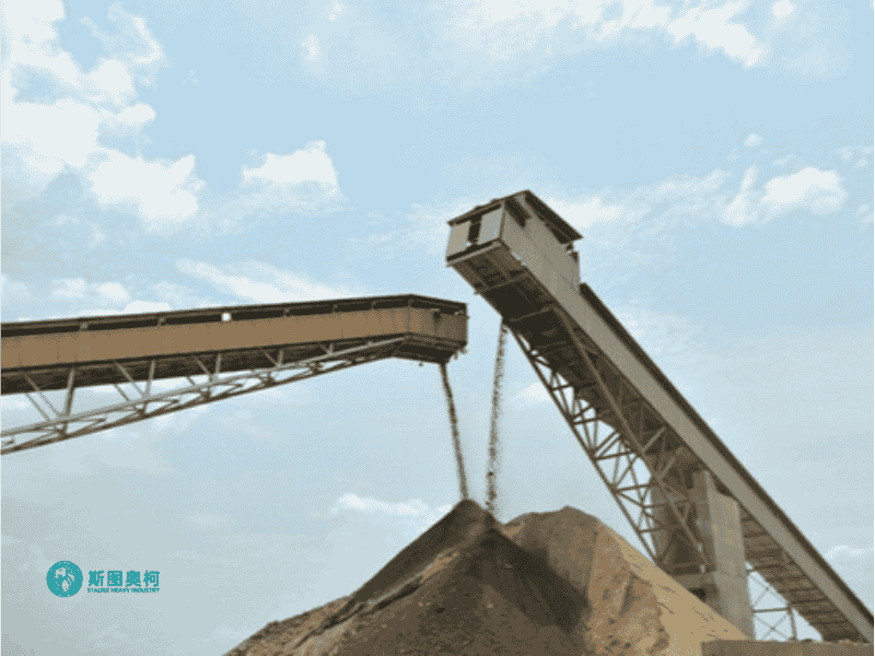 Heap stacking equipment with high stacking efficiency