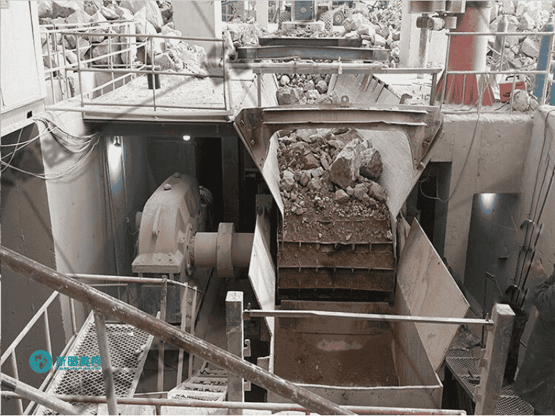 Apron feeder for heavy-duty mining feeding