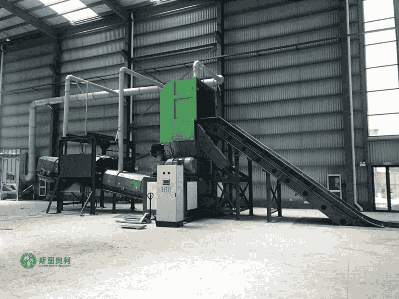 Shredder machine for plastic shredding