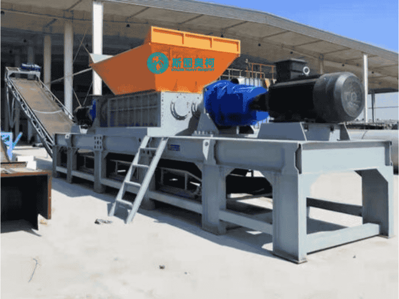 Shredder machine for scrap metal shredding