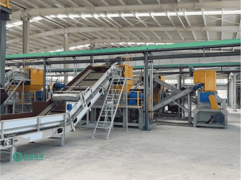 Shredder machine for waste recycling